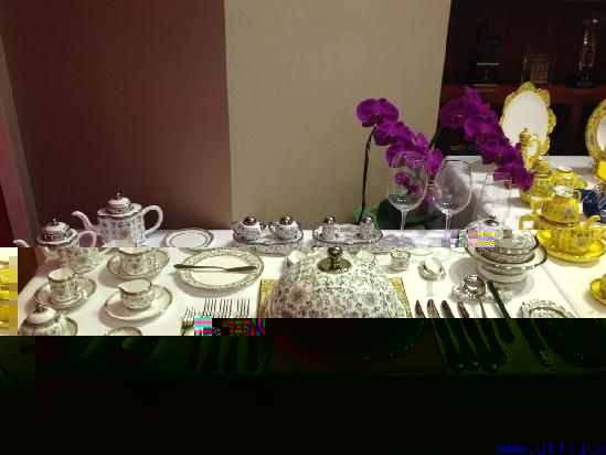 嘉宾桌则以银色为主色调，每人需用到63件餐具。.jpg