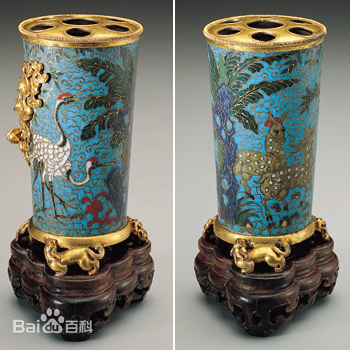 明景泰款掐丝珐琅鹿鹤长春花插两侧开光图.jpg 明景泰款掐丝珐琅鹿鹤长春花插两侧开光图.jpg