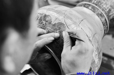 在大厂回族自治县京锐釉料有限公司内，工艺师在对景泰蓝铜胎镶嵌掐丝拼装图案。.jpg
