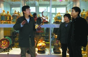 赵志辉在展厅里为父母介绍最近的新品。在他看来，老工艺不能只停留在传统的设计思路上。.jpg