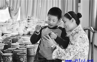 小学生在家人的指导下体验制作景泰蓝工艺品。 小学生在家人的指导下体验制作景泰蓝工艺品。.jpg
