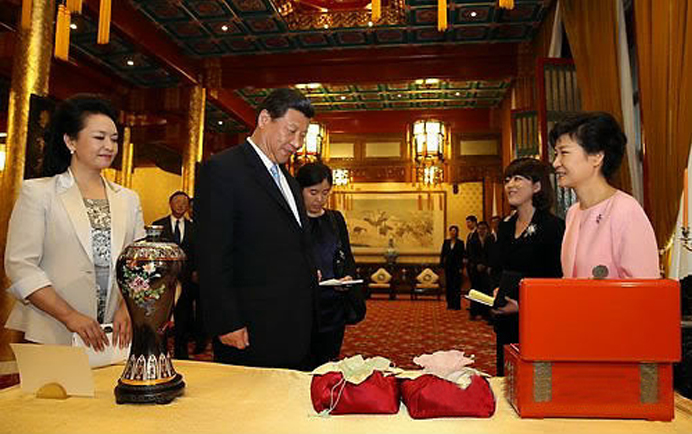 朴槿惠总统访华，习主席将《喜凤瓶》作为国礼相赠.jpg