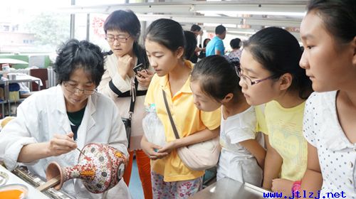 少年宫学生现场观看景泰蓝师傅临摹景泰蓝 现场临摹.jpg
