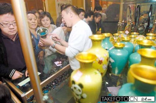 市民观赏景泰蓝老物件 市民观赏景泰蓝老物件2.jpg