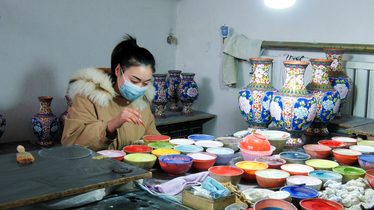 点蓝师傅用吸管吸色 摄影 魏荣亮 点蓝师傅用吸管吸色 摄影 魏荣亮.jpg