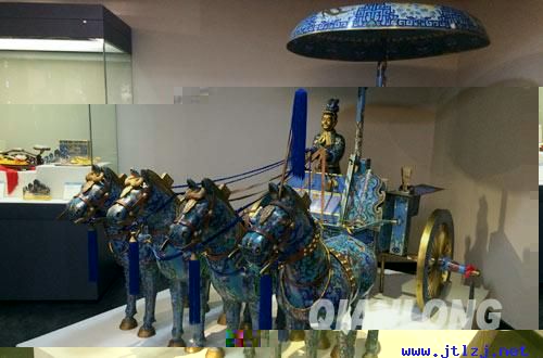 景泰蓝博物馆展示的秦始皇铜车马造型 摄影 千龙网记者 王立立.jpg